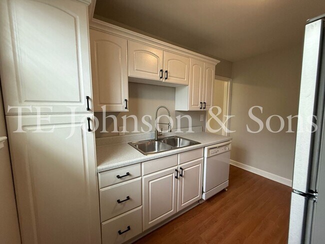 Building Photo - Spacious 2 Bedroom Condo