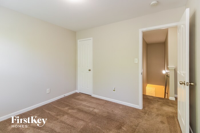 Building Photo - 2456 Ingleside Dr