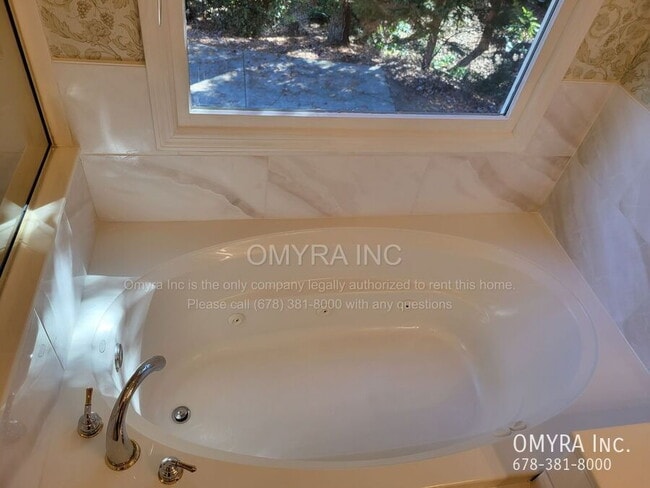 Building Photo - Gorgeous 5 Bedroom House in Peachtree Corners!