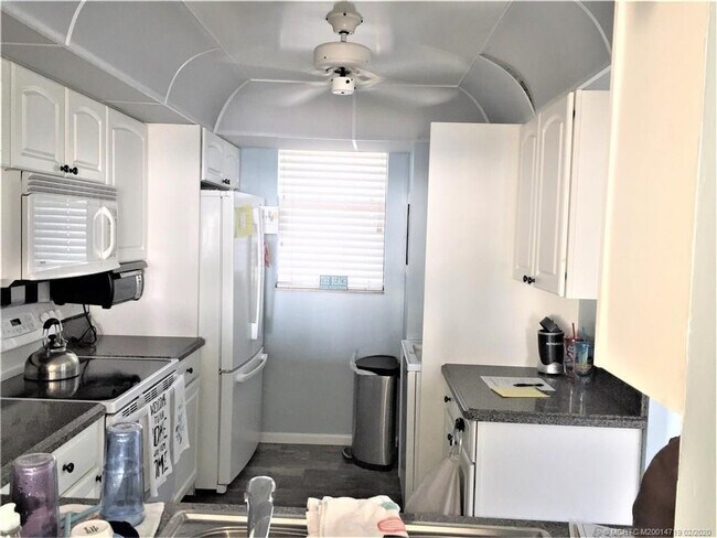 Building Photo - 9900 S Ocean Dr