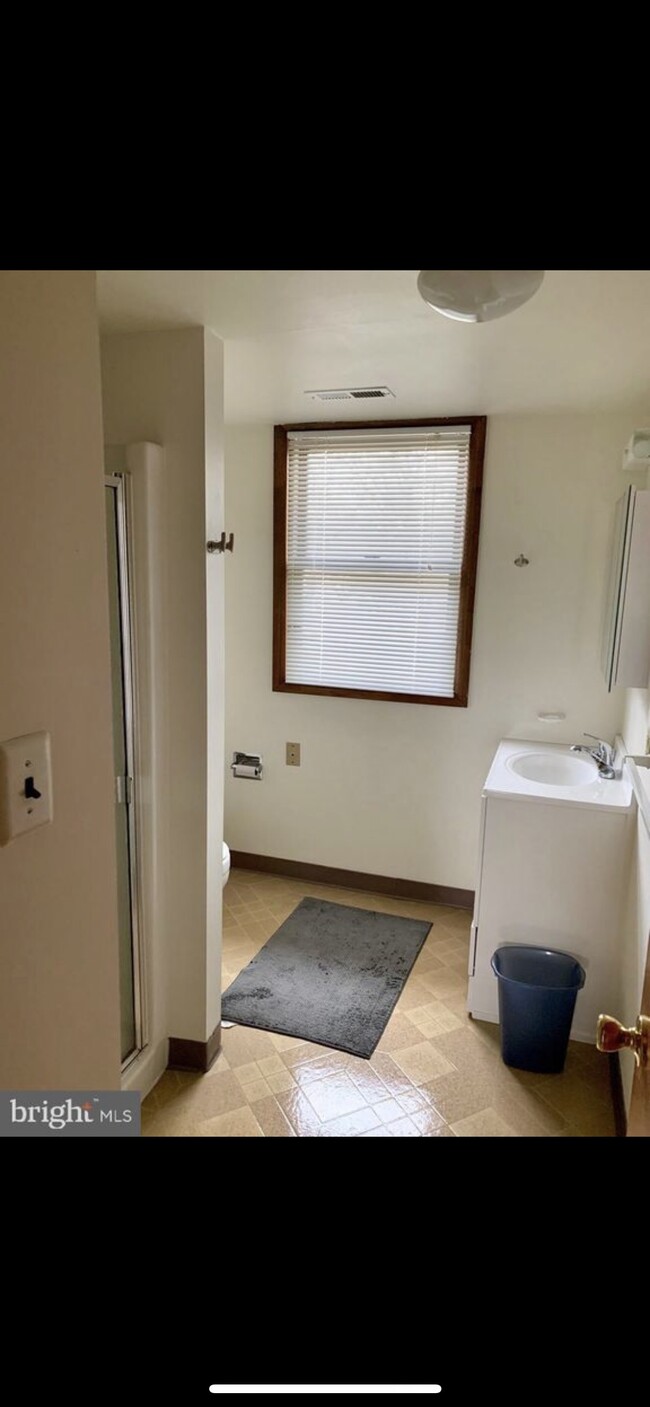 Private Bathroom - 112 W Central Ave