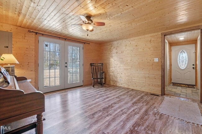 Building Photo - Mini Farm on 2 acres