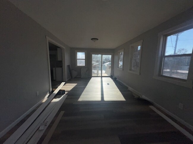 Building Photo - Fully renovated!
