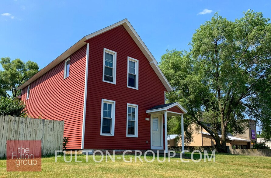 Primary Photo - 832 Michigan St NE