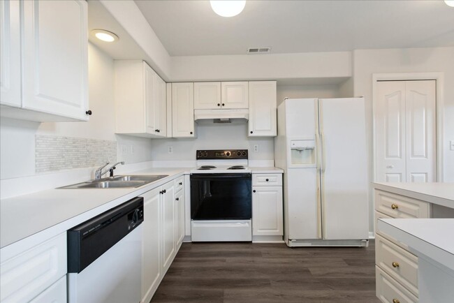 Building Photo - 3BR Townhouse | Main-Level Primary Suite | Gables at York County | Near Langley AFB & NASA