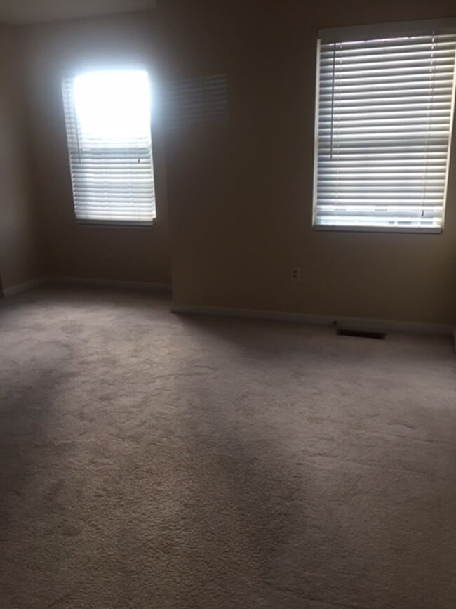 Building Photo - 3 bedroom, 2 1/2 bath townhome.