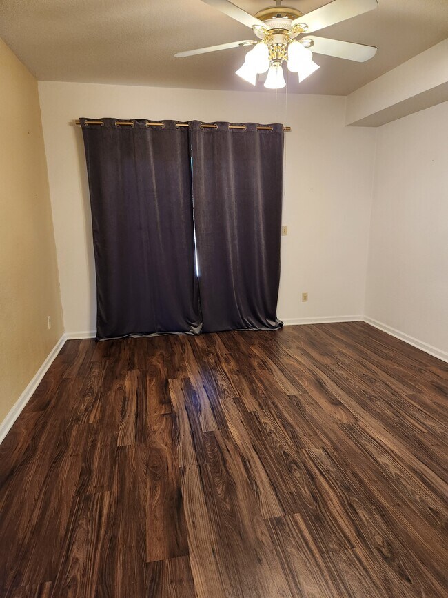 Master bedroom - 5640 E Bell Rd