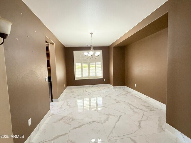 Building Photo - 931 E Canyon Way