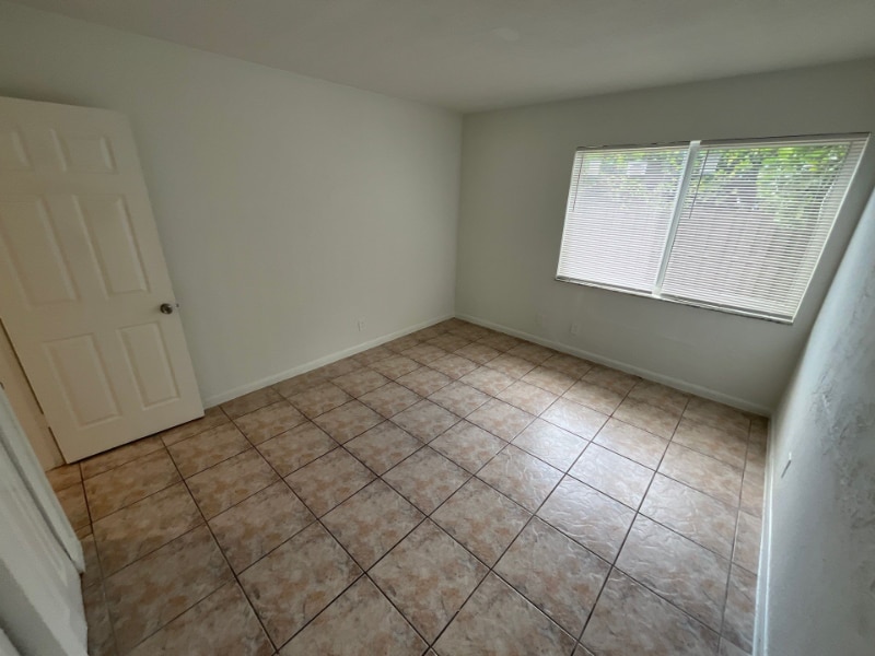 Building Photo - 717 NE 10th Ave