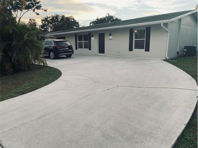 Building Photo - 808 SE Degan Dr