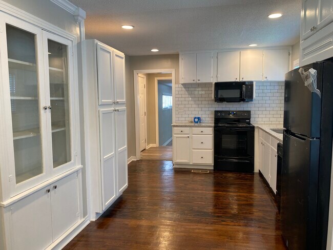 Building Photo - 1622 McCullough Ave NE