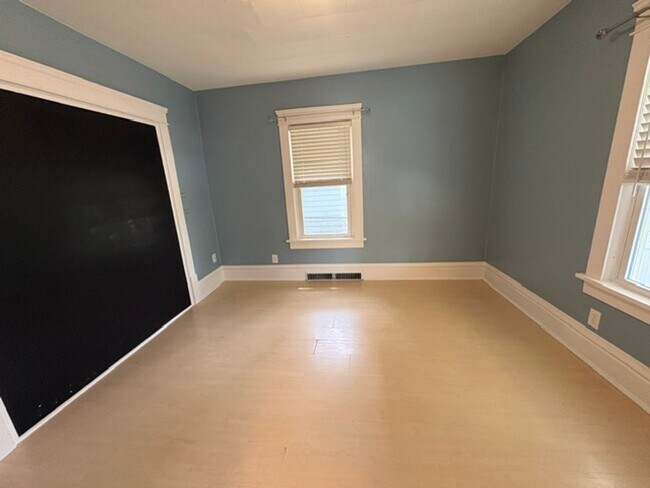 Building Photo - Updated 2-Bedroom Apartment with Spacious Rooms and Private Lower-Level Layout