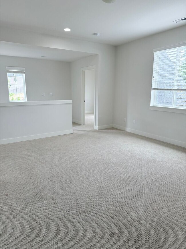 Building Photo - Beautiful 5-Bedroom Home with Mt. Rainier ...