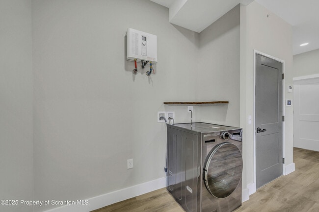 Building Photo - 215 Hickory St