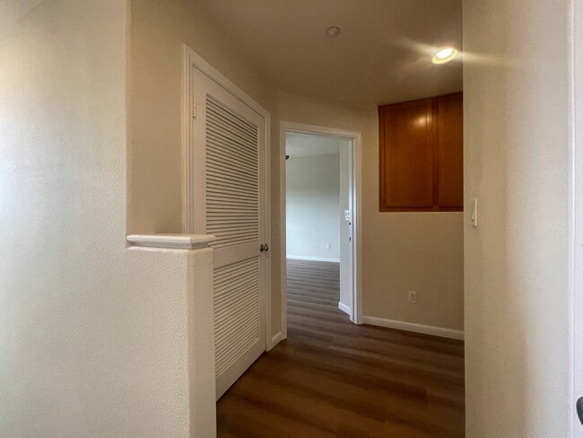 Building Photo - Tri-level 3 bedroom 3.5 bathroom townhouse...