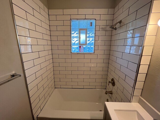 Building Photo - Remodeled 2BR+ Home in Adams Park!