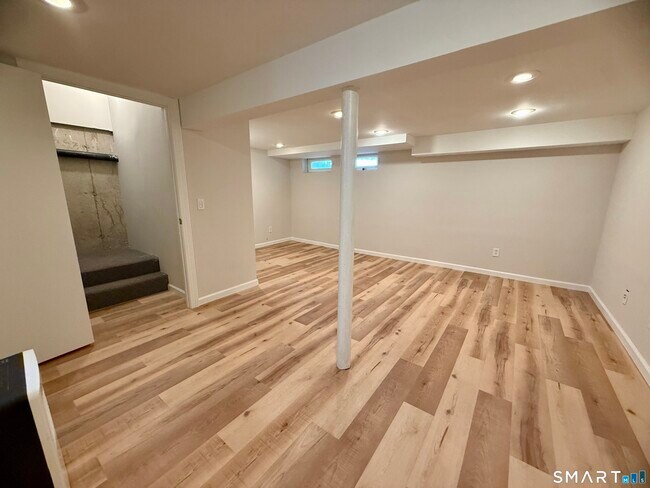 Building Photo - 562 Oak Ave