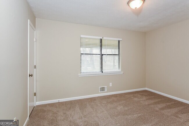 Building Photo - 584 Brooks St