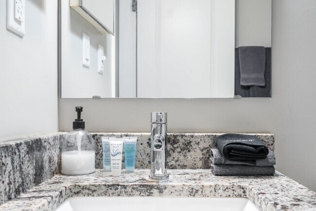 Building Photo - 615 N East St