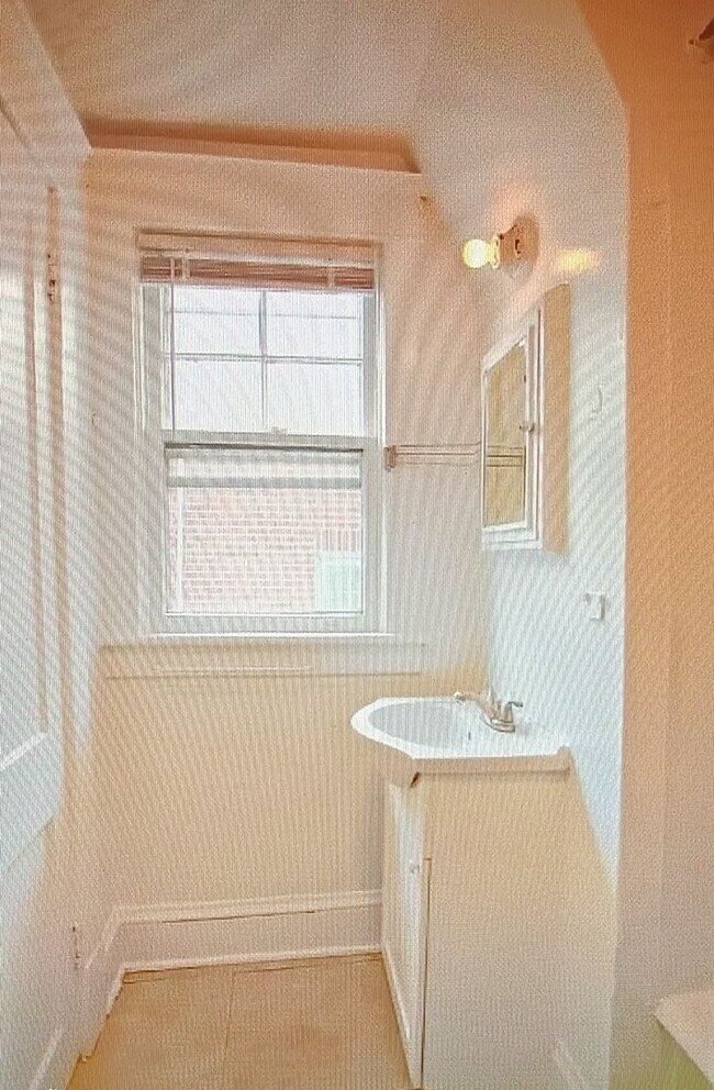 Building Photo - Minutes to Campus / 5 Bedroom / 2 Bathroom