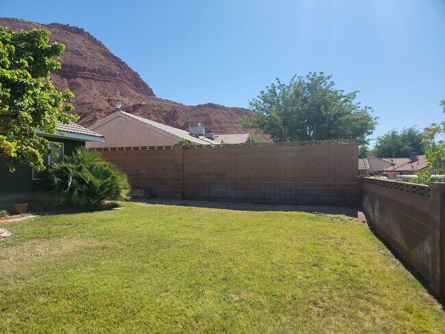 Building Photo - Stunning 4 Bedroom Home in Ivins with Red ...