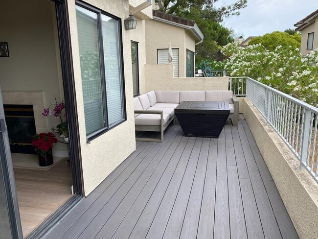 Building Photo - 27 Tulip Ln