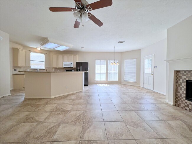 Building Photo - 4723 Silverlake Dr