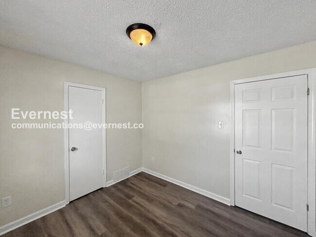 Building Photo - 3 Bed/2 Bath Home with Carport / Pet-Friendly / Available Now!