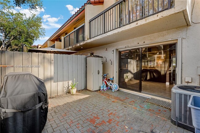 Building Photo - 10087 SW 77th Ct