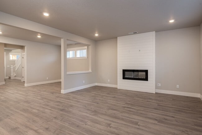 Building Photo - 5 Bdrm 3 bath  Located in the Lodges at Bachelor Village  -  available February 2026