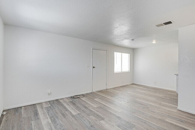 Building Photo - Bright & Spacious 2-Bedroom Condo in Las V...