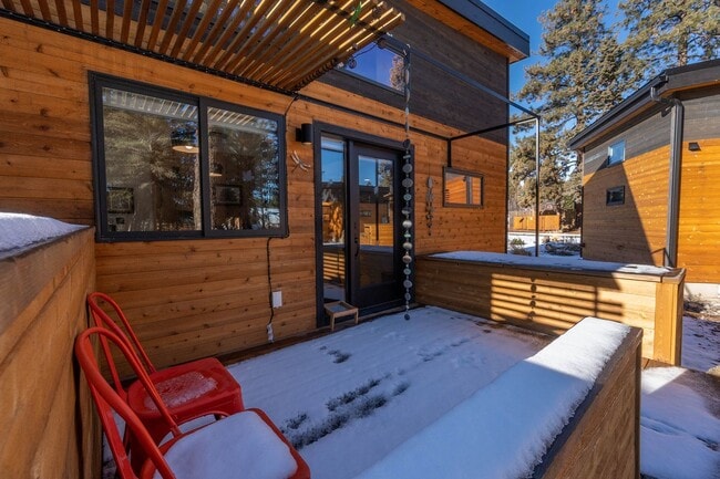 Building Photo - Hiatus Hideaway #3 - Close to Old Mill - Fully Furnished available Now