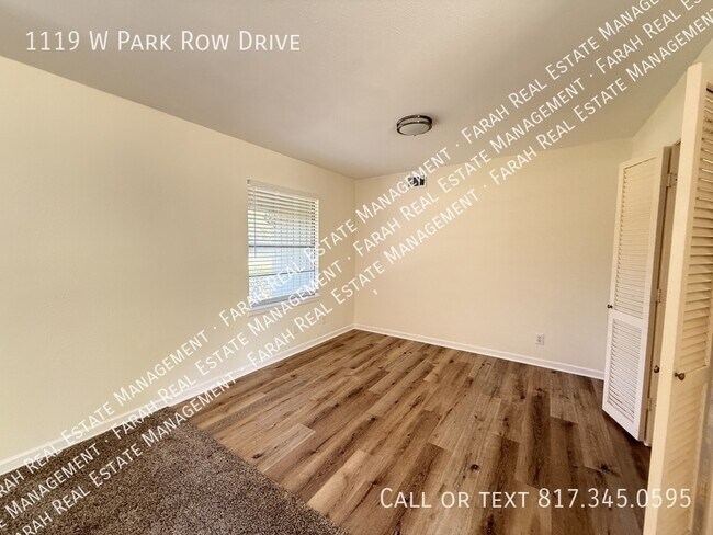 Building Photo - 1119 W Park Row Dr
