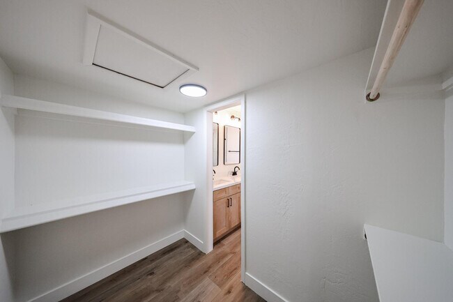 Building Photo - 3001 W Mercer Ln