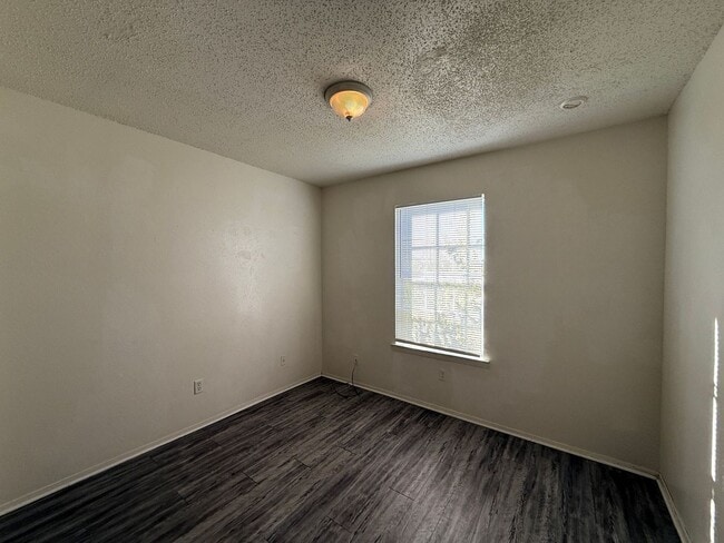 Building Photo - SECTION 8/HUD ACCEPTED - AVAILABLE NOW!