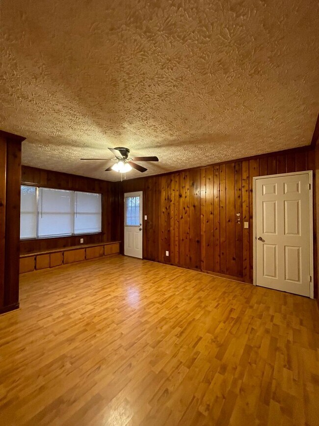 Building Photo - 3551 Cottonwood Dr