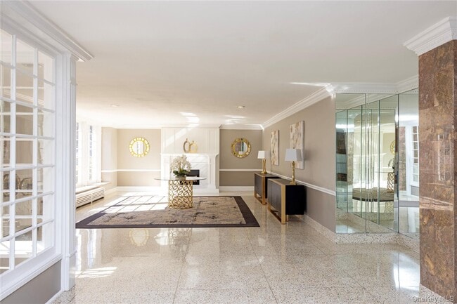 Building Photo - 84-39 153rd Ave