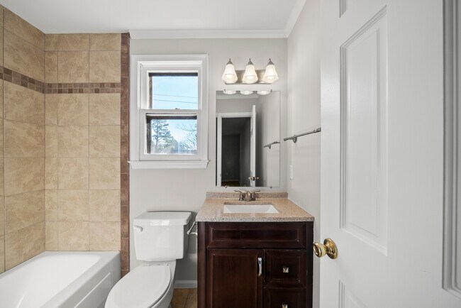 Building Photo - 7404 N Thorncliff Pl