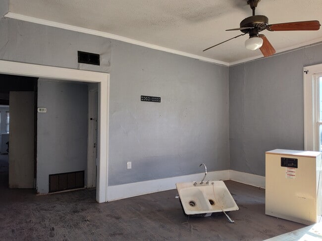 Building Photo - 323 S West St