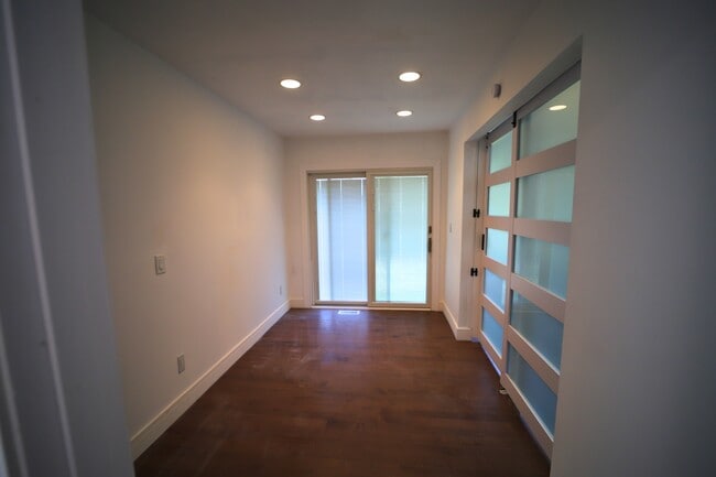 Building Photo - 454 Woodland Dr W