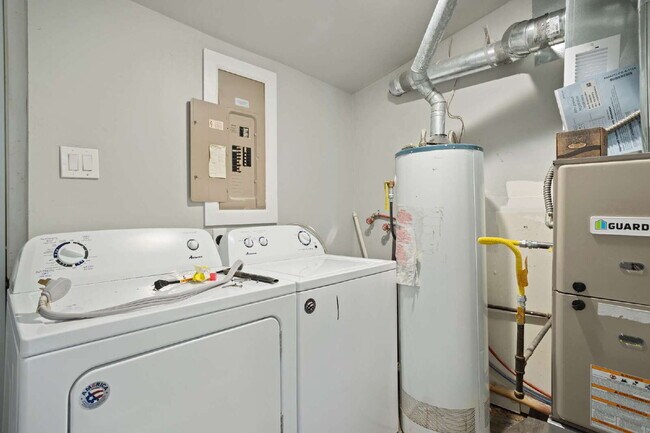 Building Photo - Cute Single Family Home Ready Now!