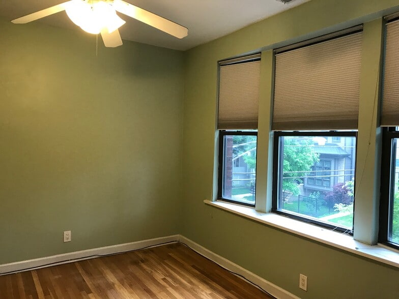 Master Bed 1 - 1952 W George St