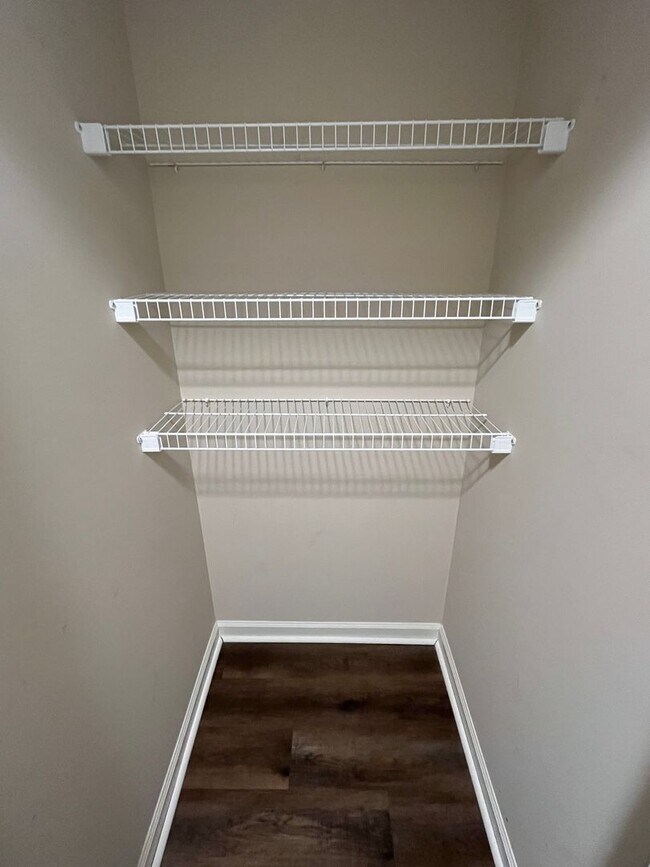 Building Photo - HALF OFF ONE MONTH AT UPPER STONE!