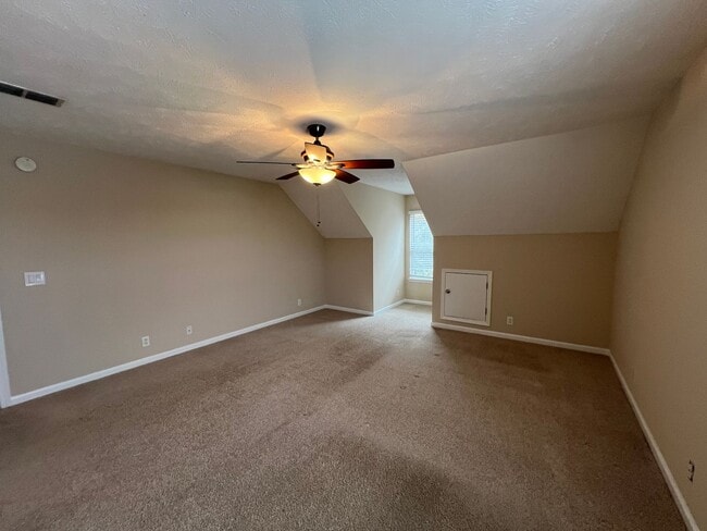 Building Photo - Cute 3 BR 2.5 BA Home Located in Culdesac in Evergreen Farms