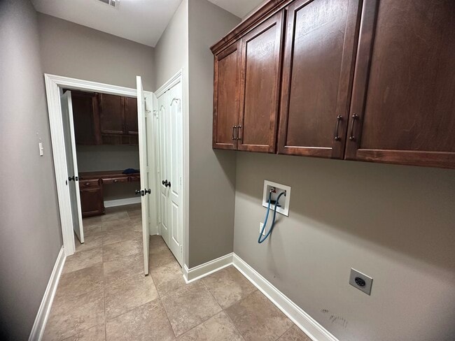 Building Photo - 2212 Alexa Ln