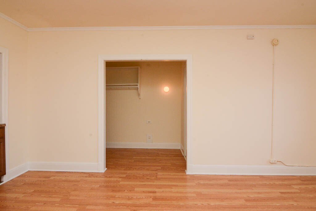 Building Photo - 3335 W Diversey Ave