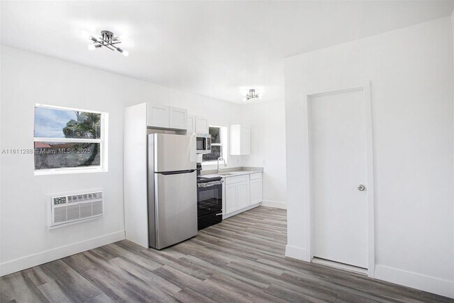 Building Photo - 2424 NW 7th Ct