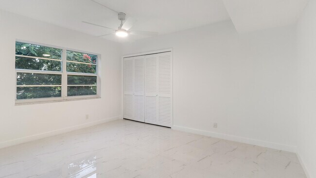 Building Photo - 3000 N Palm Aire Dr