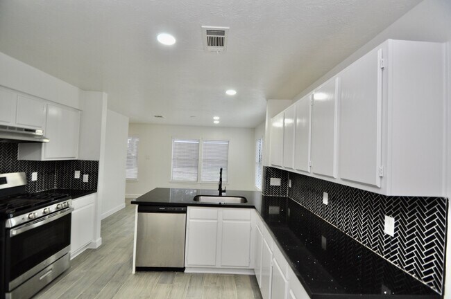 Building Photo - 16402 Gold Ridge Ln