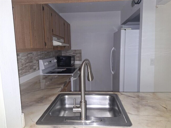 Building Photo - 10037 Winding Lake Rd